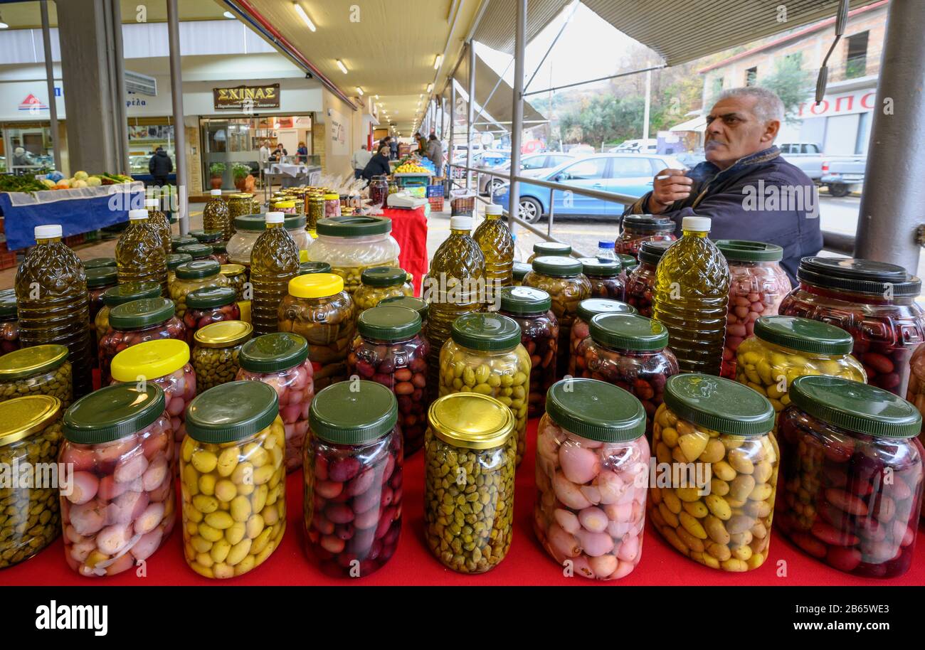 Lokal angebaute und konservierte Produkte, einschließlich Kalamata-Oliven, Öl und Kapern, auf dem Markt in Kalamata, Messenien, Südliche Peloponnes, Griechenland. Stockfoto