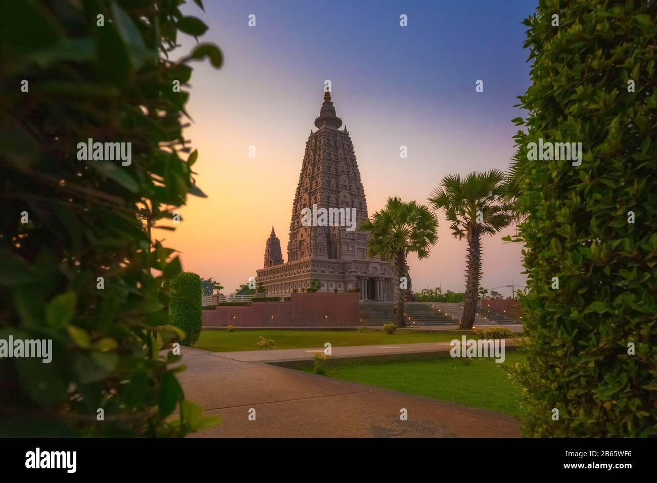 Landschaft Sonnenuntergang am Wat Panyanuntharam - Khlong Hok Subdistrict, Khlong Luang District, Pathum Thani Provinz, thailand. Stockfoto