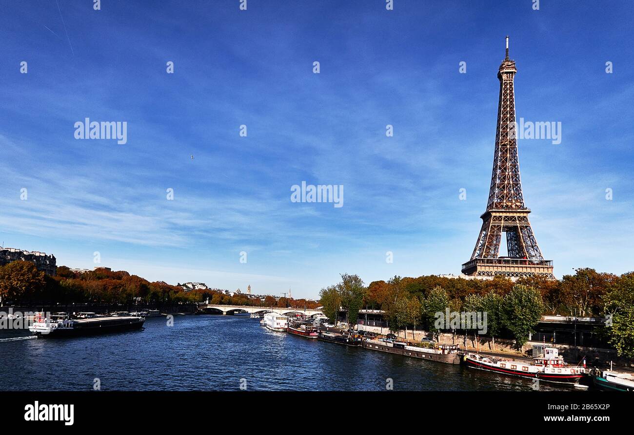 Eiffelturm und Kai, seine mit Lastkähnen Stockfoto