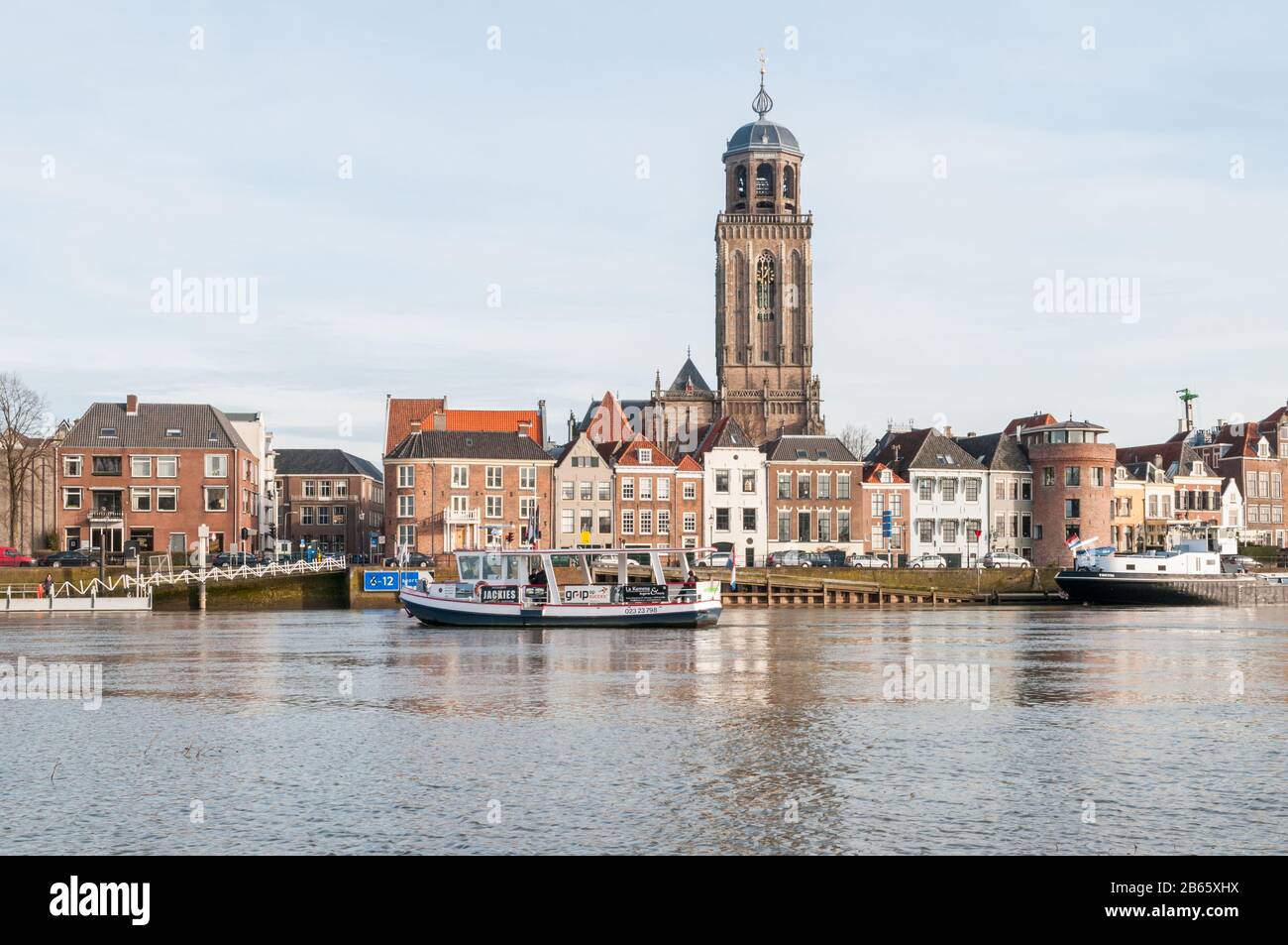 Deventer, NIEDERLANDE - 18. JANUAR 2014: Das historische Zentrum von Deventer mit der Lebuinuskirche und dem Fluss IJssel im Vordergrund. Der fer Stockfoto