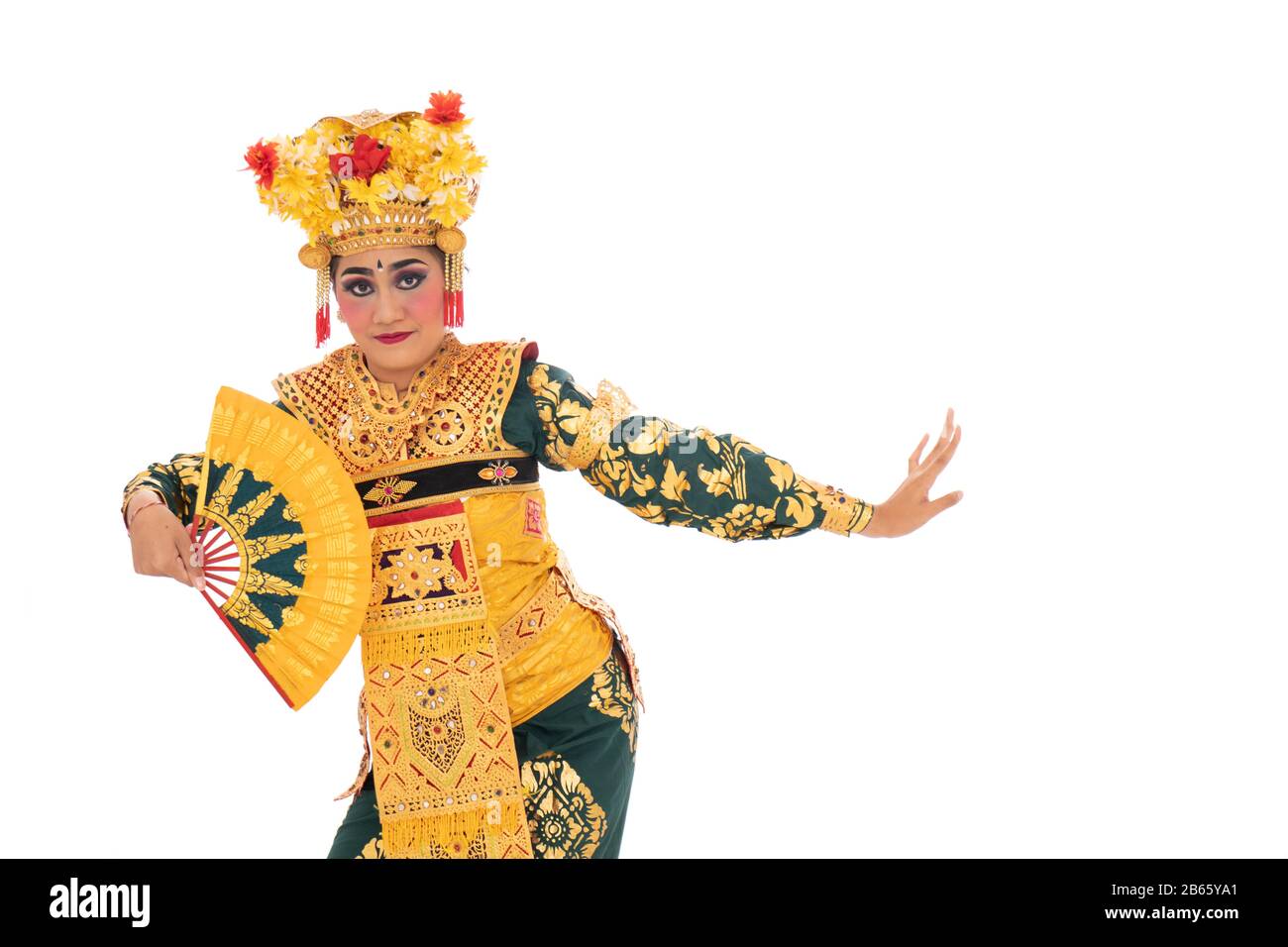 Balinesische Tänzer halten ein Fan, traditionelles indonesisches Tanzkultur-Kostüm Stockfoto