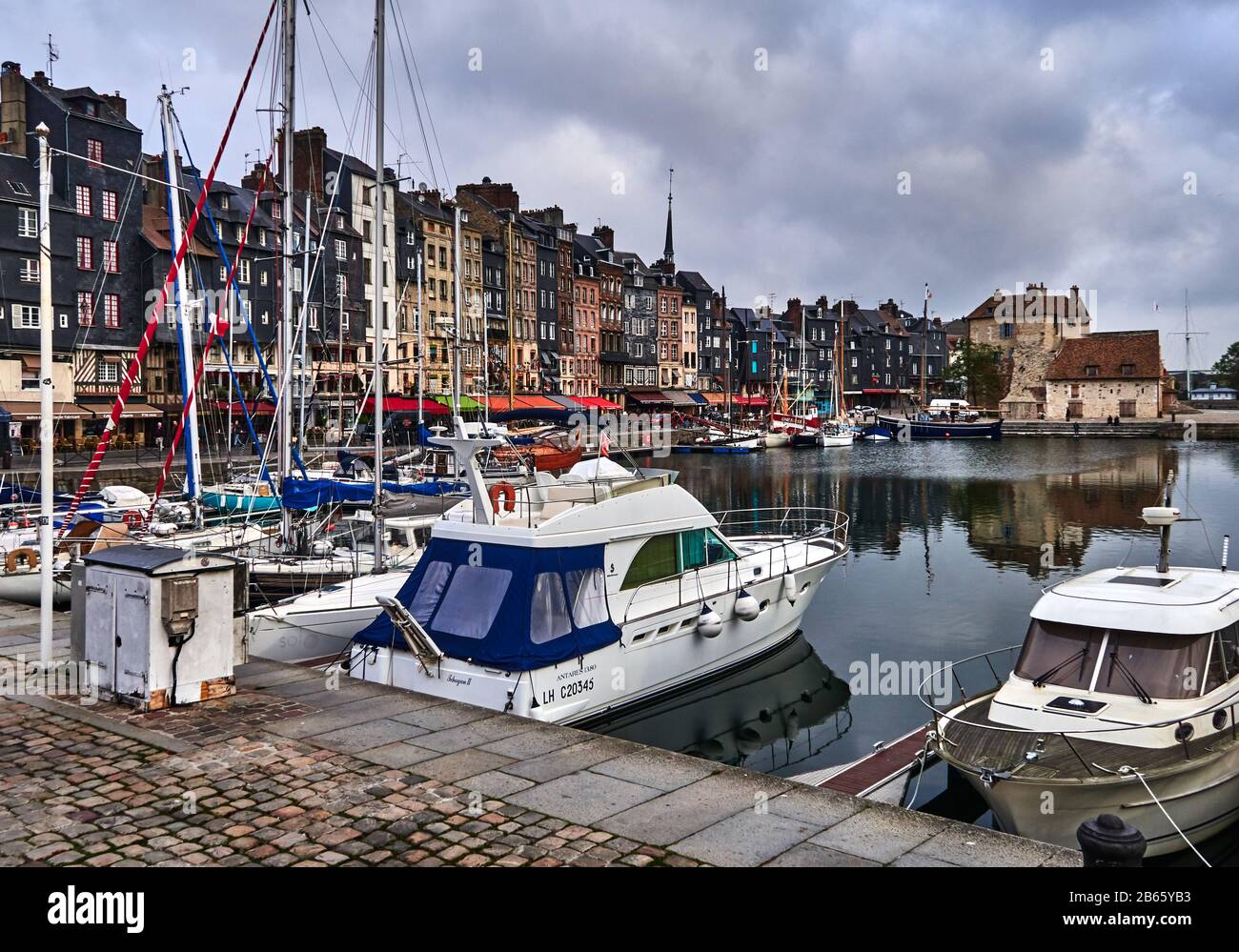 Honfleur, Calvados, Normandie, Frankreich. Honfleur liegt an der Flussmünde der seine, nahe der berühmten Normandiebrücke Honfleur ist berühmt für seinen malerischen Hafen, einschließlich farbenfroher Gebäude und Häuser mit schiefergedeckten Frontalaufgängen. Der Hafen von Honfleur wurde oft von Künstlern gemalt, die die impressionistischen Bewegungen hervorbrachten: Claude Monet, Gustave Courbet und Eugène Boudin. Stockfoto