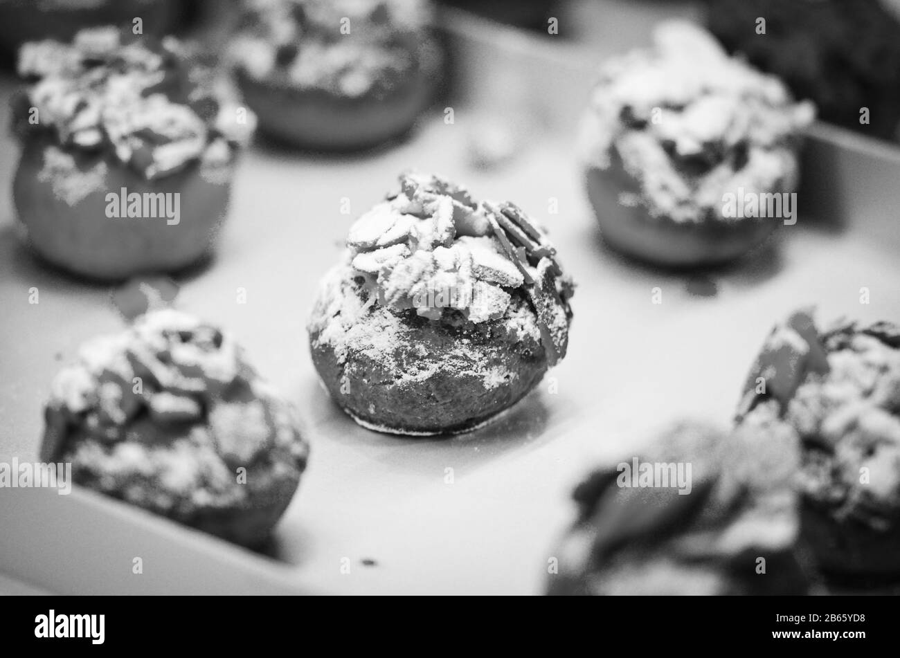 Hausgemachte Auswahl an Mini-Kuchen mit leckeren Zutaten & frisches Obst Stockfoto