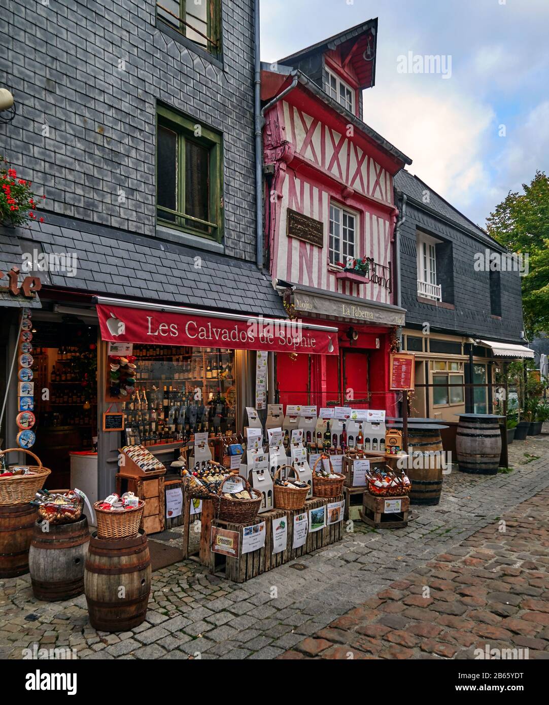 Typische normannische Fachwerkhäuser, Kopfsteinpflasterstraßen der Altstadt Honfleur.France Stockfoto