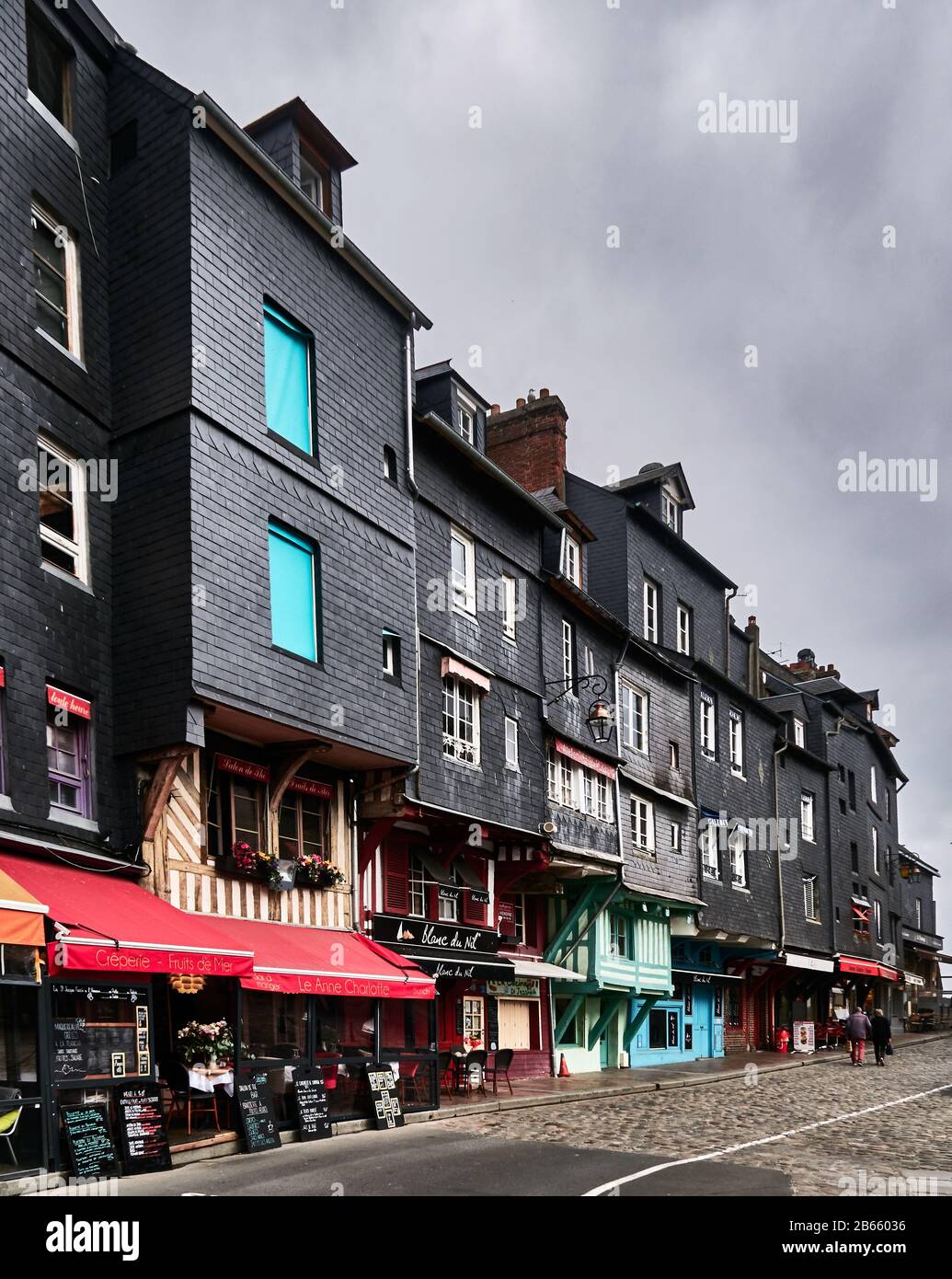 Typische normannische Fachwerkhäuser in der Altstadt von Honfleur, Saine Catherine Quai. Stockfoto