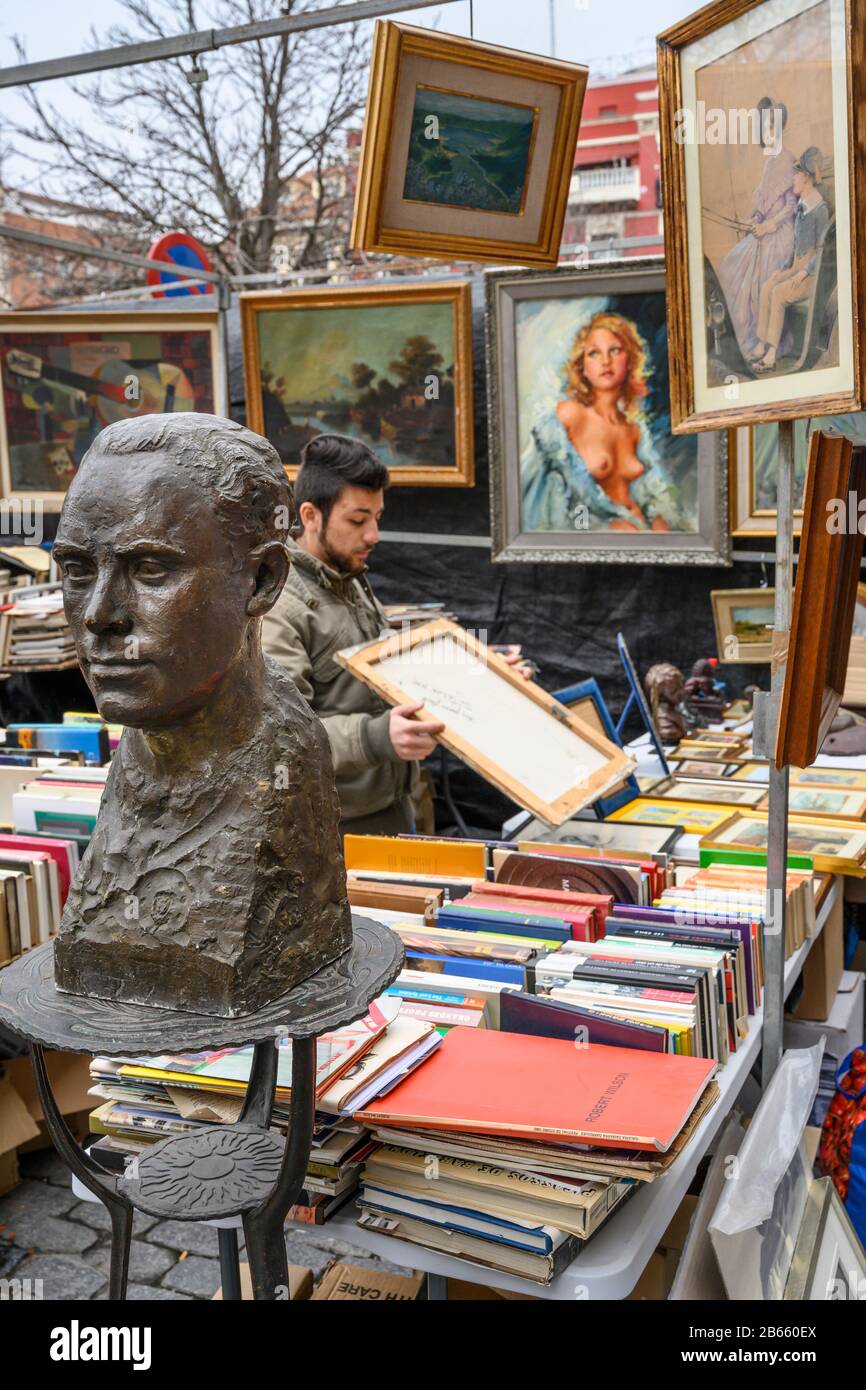 Eine Büste von Federico Garcia Lorca im Rastro Flohmarkt rund um die Plaza de Cascorro zwischen La Latina und Embajadores, Madrid, Spanien. Stockfoto