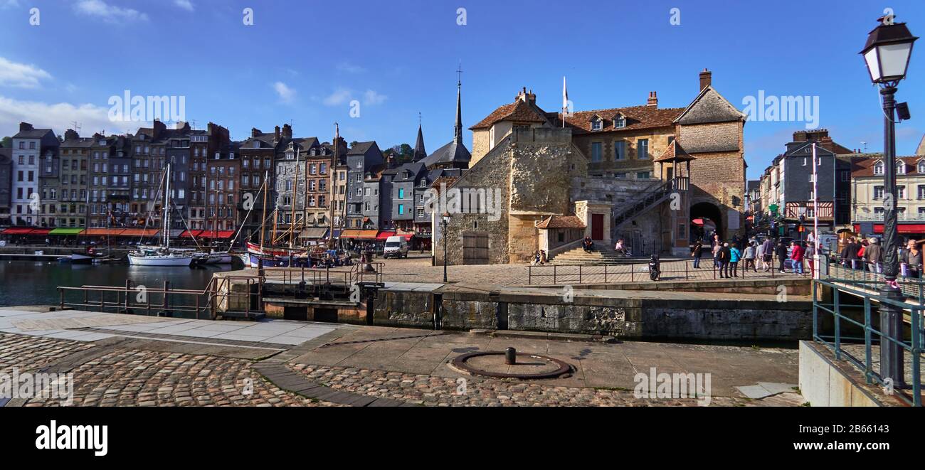 Honfleur, Calvados, Normandie, Frankreich. Honfleur liegt an der Flussmünde der seine, nahe der berühmten Normandiebrücke Honfleur ist berühmt für seinen malerischen Hafen, einschließlich farbenfroher Gebäude und Häuser mit schiefergedeckten Frontalaufgängen. Der Hafen von Honfleur wurde oft von Künstlern gemalt, die die impressionistischen Bewegungen hervorbrachten: Claude Monet, Gustave Courbet und Eugène Boudin. Stockfoto