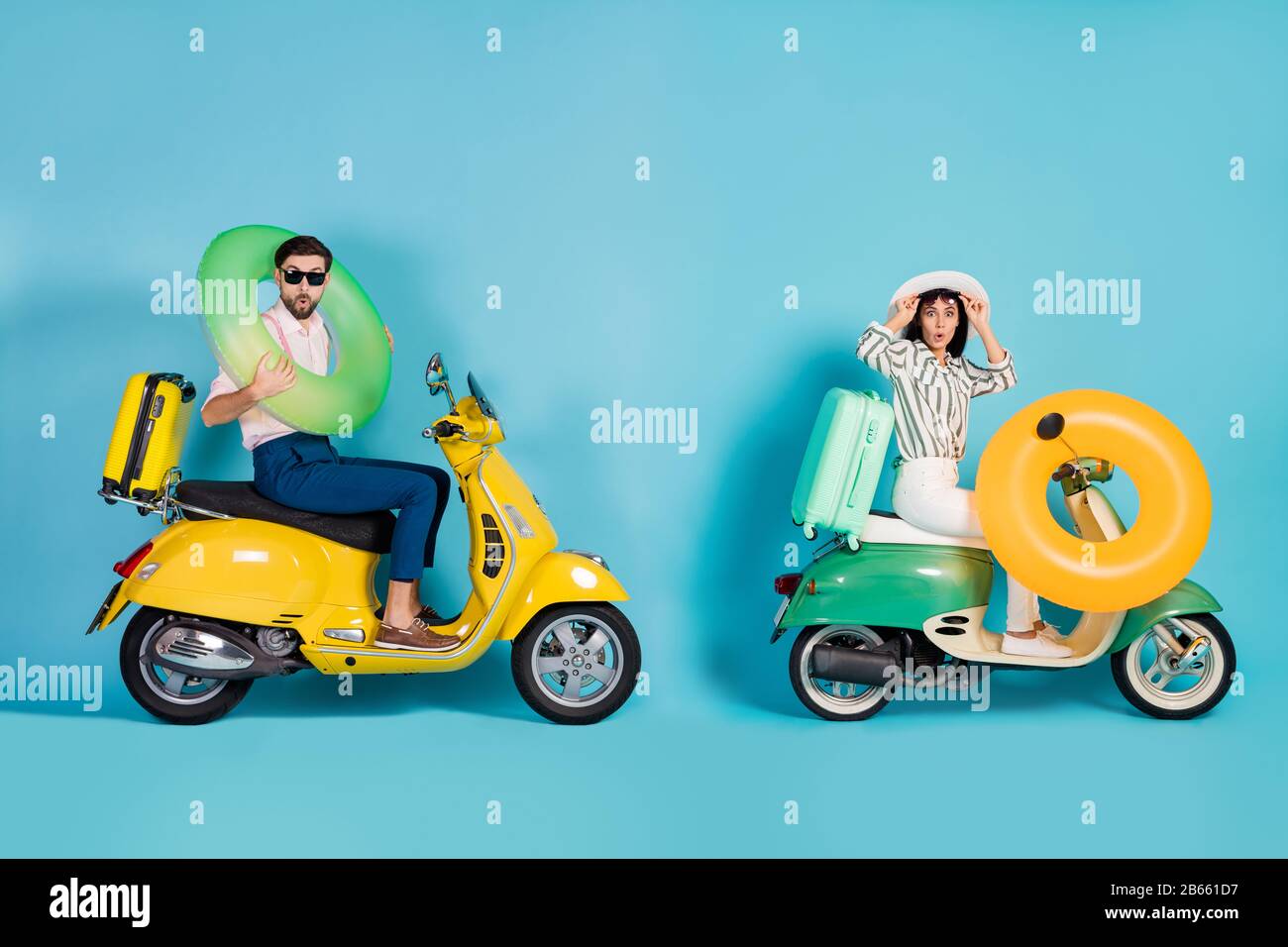 Ganzkörperprofil Seitenfoto von überraschten zwei Fahrern Fahrer reisen Sommerferien Seeküste Motorrad tragen Ring Gummi Leben Bojensäcke Stockfoto