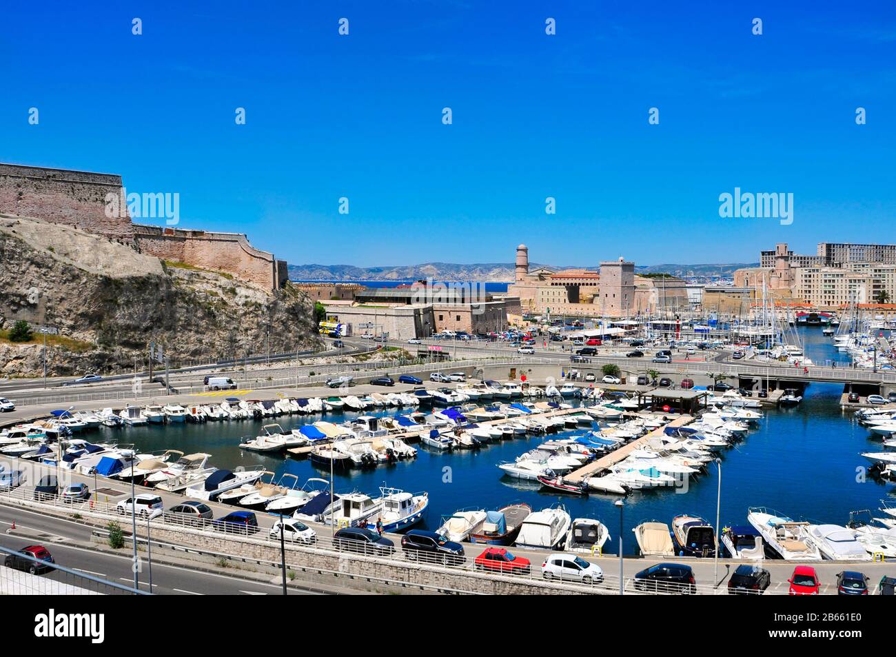 Marseille, FRANKREICH - 17. MAI: Der Alte Hafen am 17. Mai 2015 in Marseille, Frankreich, mit Fort Saint-Nicolas im Vordergrund und Fort Saint-Jean in der BA Stockfoto