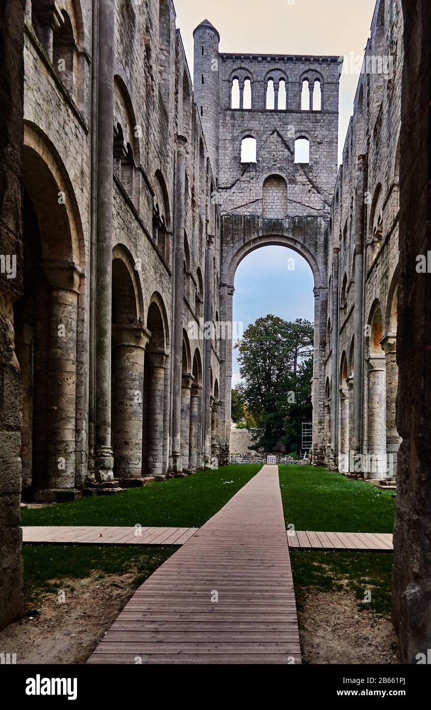 Die Ruinen der Jumièges Abbey waren ein Kloster der Benediktion, das sich in der Stadt Jumièges in der Normandie in Frankreich befindet.654 wurde die Abtei auf einem Geschenk von bewaldetem Land gegründet, das dem königlichen fisc gehört, das Clovis II. Und seine Königin, Balthild, dem fränkischen Adligen Filibertus überreichte. Der die Heiligen Ouen und Wandrille am merowingischen Hof von Dagobert I. begleitet hatte, wurde Philibert der erste Abt Stockfoto