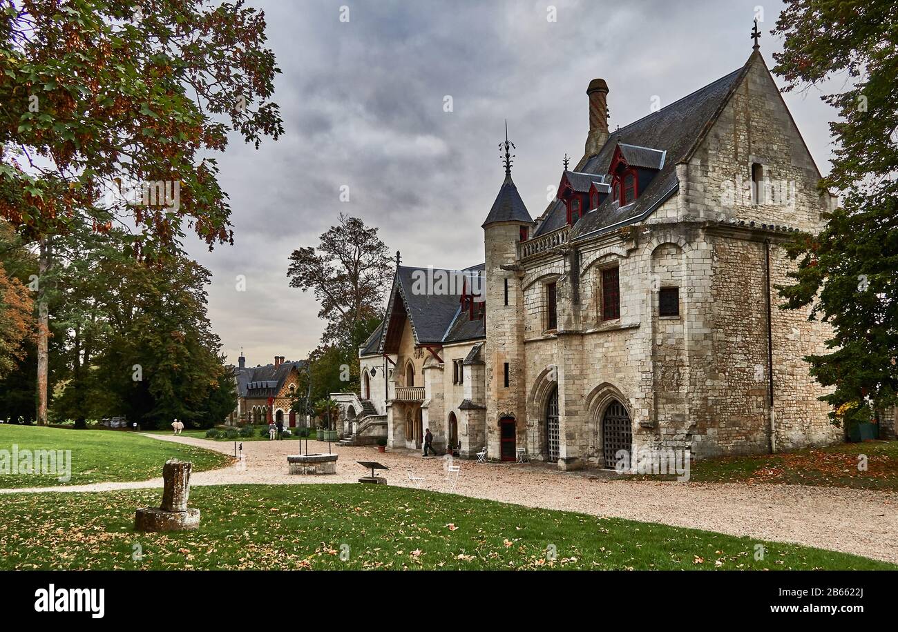 Die Abhängigkeit der Ruinen der Jumièges-Abbey war ein Kloster der Benediktion, das sich in der Stadt Jumièges in der Normandie in Frankreich befindet.654 wurde die Abtei auf einem Geschenk von bewaldetem Land gegründet, das dem königlichen fisc gehört, das Clovis II. Und seine Königin, Balthild, dem fränkischen Adligen Filibertus überreichte. Der die Heiligen Ouen und Wandrille am merowingischen Hof von Dagobert I. begleitet hatte, wurde Philibert der erste Abt Stockfoto