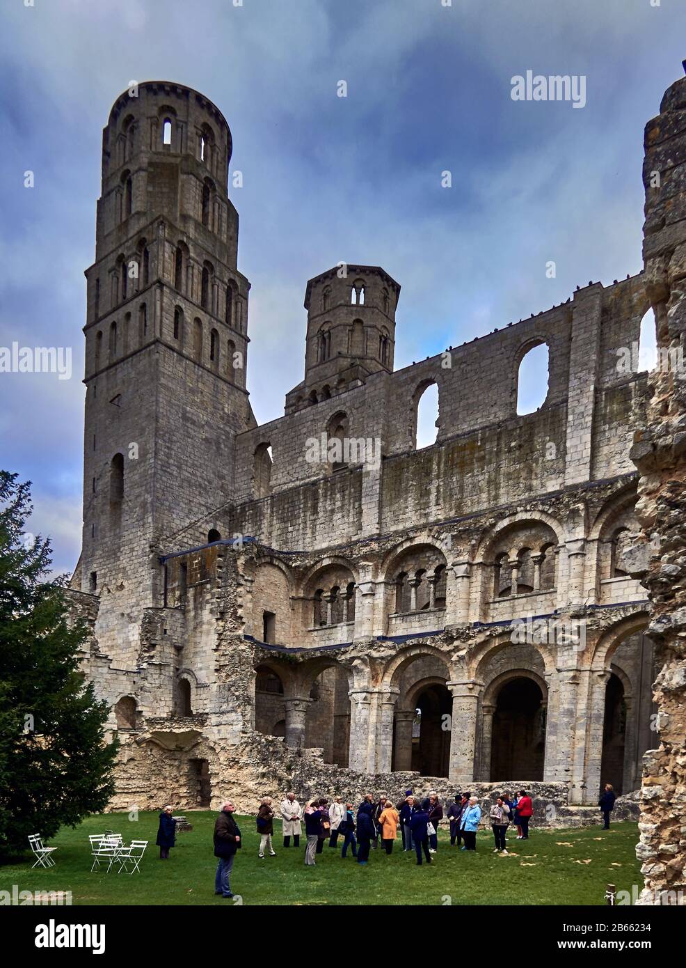 Die Ruinen der Jumièges Abbey waren ein Kloster der Benediktion, das sich in der Stadt Jumièges in der Normandie in Frankreich befindet.654 wurde die Abtei auf einem Geschenk von bewaldetem Land gegründet, das dem königlichen fisc gehört, das Clovis II. Und seine Königin, Balthild, dem fränkischen Adligen Filibertus überreichte. Der die Heiligen Ouen und Wandrille am merowingischen Hof von Dagobert I. begleitet hatte, wurde Philibert der erste Abt Stockfoto