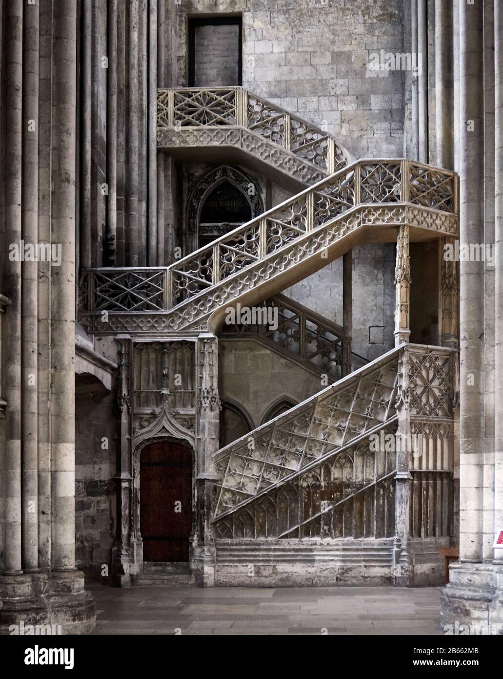 Steintreppe in der Kathedrale von Rouen - bekannt als Notre-Dame de l'Assomption de Rouen ist eine römische katholische Kirche, La magnifique cathédrale gothique de Rouen a la plus Haute flèche d'église de France et une richesse d'Art, d'histoire et de détails architecturaux Stockfoto