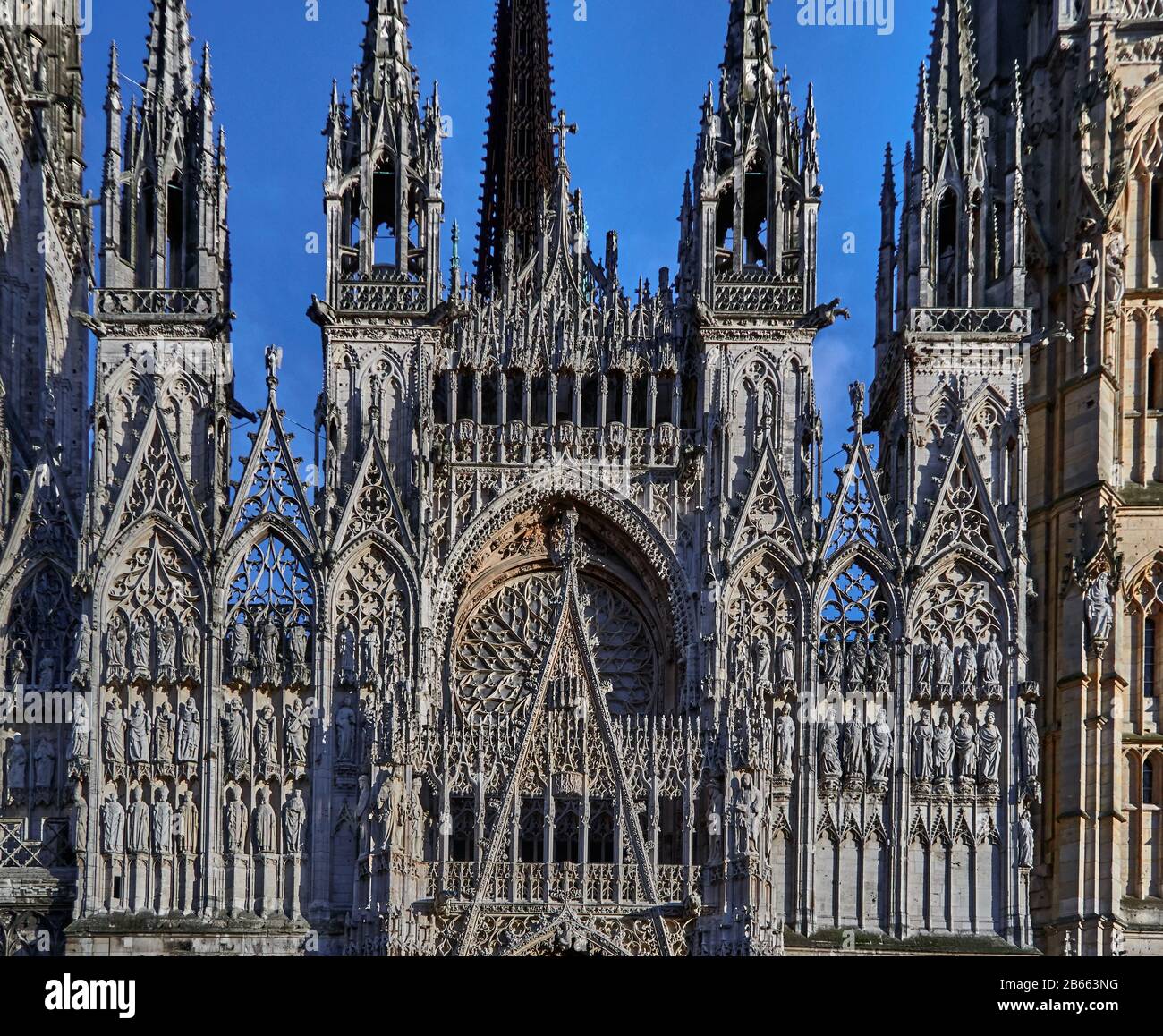 Die Kathedrale von Rouen - bekannt als Notre-Dame de l'Assomption de Rouen ist eine Römisch-Katholische Kirche, die prächtige Kathedrale der Gotik von Rouen hat die höchste Kirchenspitze Frankreichs und eine Fülle von Kunst-, Geschichte- und Architekturdetails Stockfoto