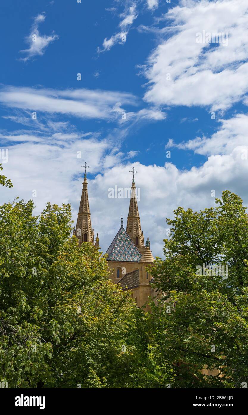 Teil der alten Kirche in Neuchatel und fantastischer blauer Sommerhimmel. Kanton Neuchatel, Schweiz Stockfoto