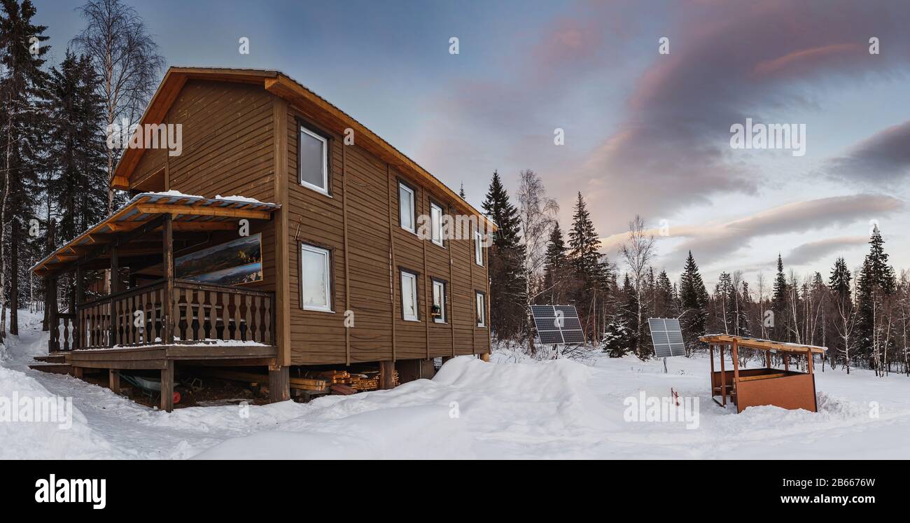 Zweistöckiges Gebäude beherbergt einen Touristencamping im Winterwald Stockfoto