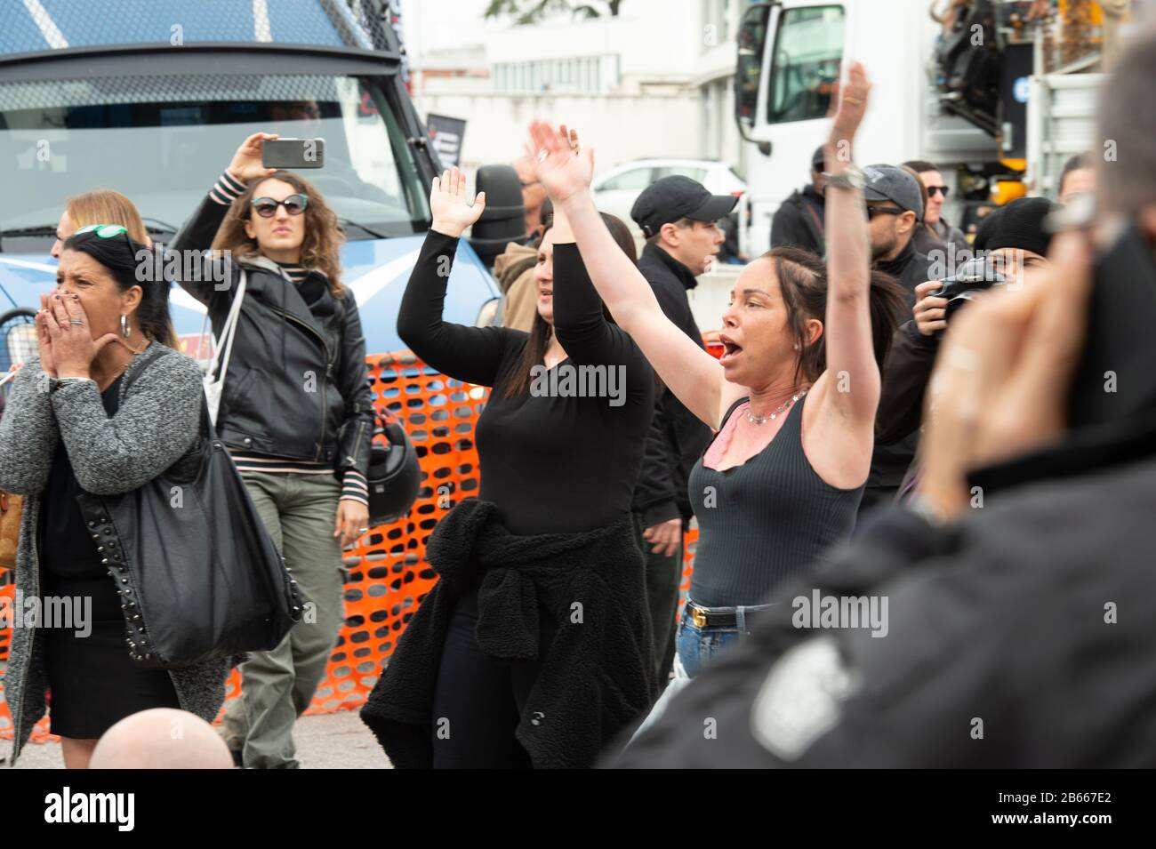 Familienmitglieder von Häftlingen protestieren vor dem Eingang zum römischen Gefängnis in Rebibbia, wo ein Häftlingsaufruhr stattfand. In vielen italienischen Gefängnissen kam es zu Krawallen. Die Inhaftierten protestieren gegen die Blockierung von Gesprächen mit Familienmitgliedern, für die von Alternativen und Gefängnismaßnahmen sowie für die nicht vorhandenen epidemischen Präventionsmaßnahmen innerhalb der Gefängniseinrichtungen. Wo Depotmittel ohne Handschuhe und Schutzmasken sind und Überdrängungskräfte das Zusammenleben in engen Räumen erzwangen. Stockfoto