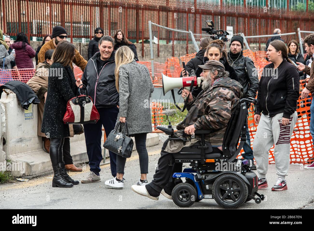 Familienmitglieder von Häftlingen protestieren vor dem Eingang zum römischen Gefängnis in Rebibbia, wo ein Häftlingsaufruhr stattfand. In vielen italienischen Gefängnissen kam es zu Krawallen. Die Inhaftierten protestieren gegen die Blockierung von Gesprächen mit Familienmitgliedern, für die von Alternativen und Gefängnismaßnahmen sowie für die nicht vorhandenen epidemischen Präventionsmaßnahmen innerhalb der Gefängniseinrichtungen. Wo Depotmittel ohne Handschuhe und Schutzmasken sind und Überdrängungskräfte das Zusammenleben in engen Räumen erzwangen. Stockfoto