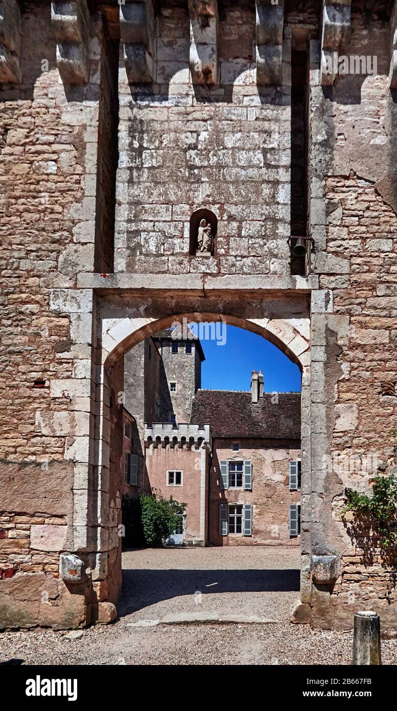 Europa, Frankreich, Bourgogne-Franche-Comté, Departement zwischen den Weinbergen, ist die Château de Rully eine Festung aus dem 12. Jahrhundert. Eingang durch den Rest der Zugbrücke Stockfoto