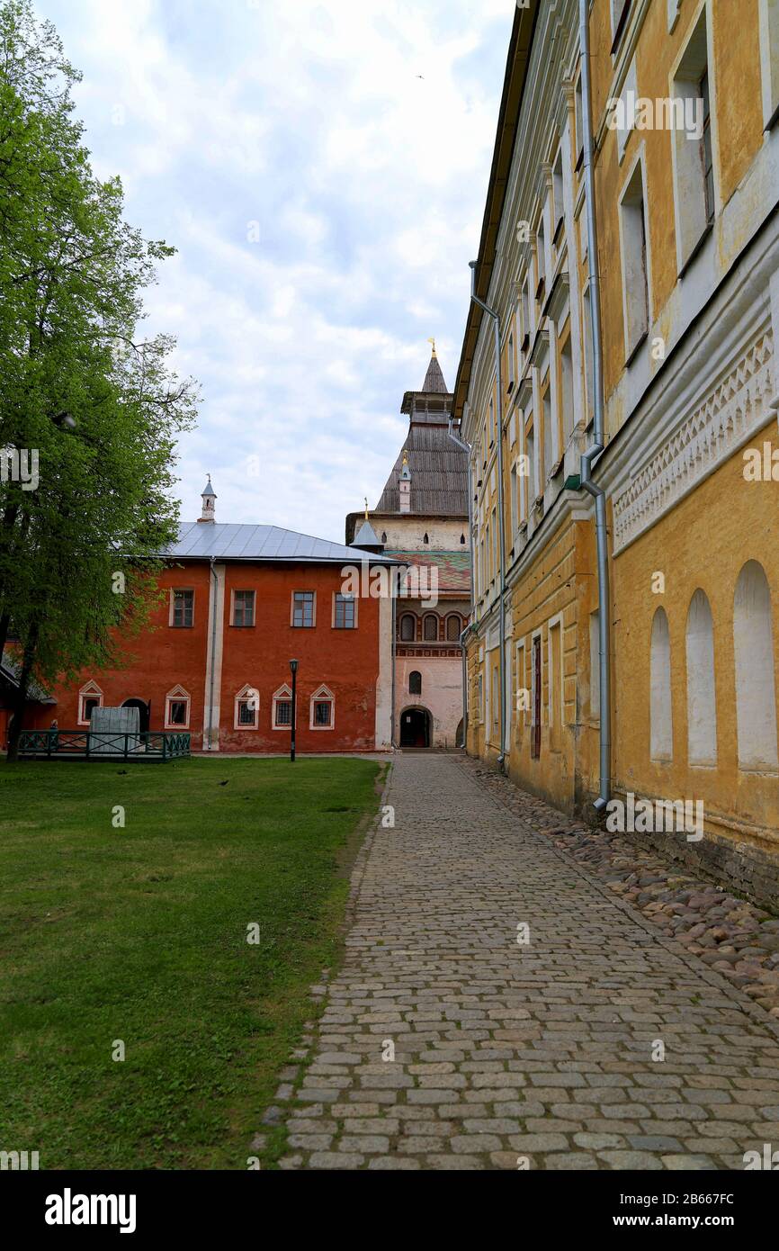 Straße in der Altstadt, Steinmauern alter Gebäude. Russische oder europäische Architektur Stockfoto