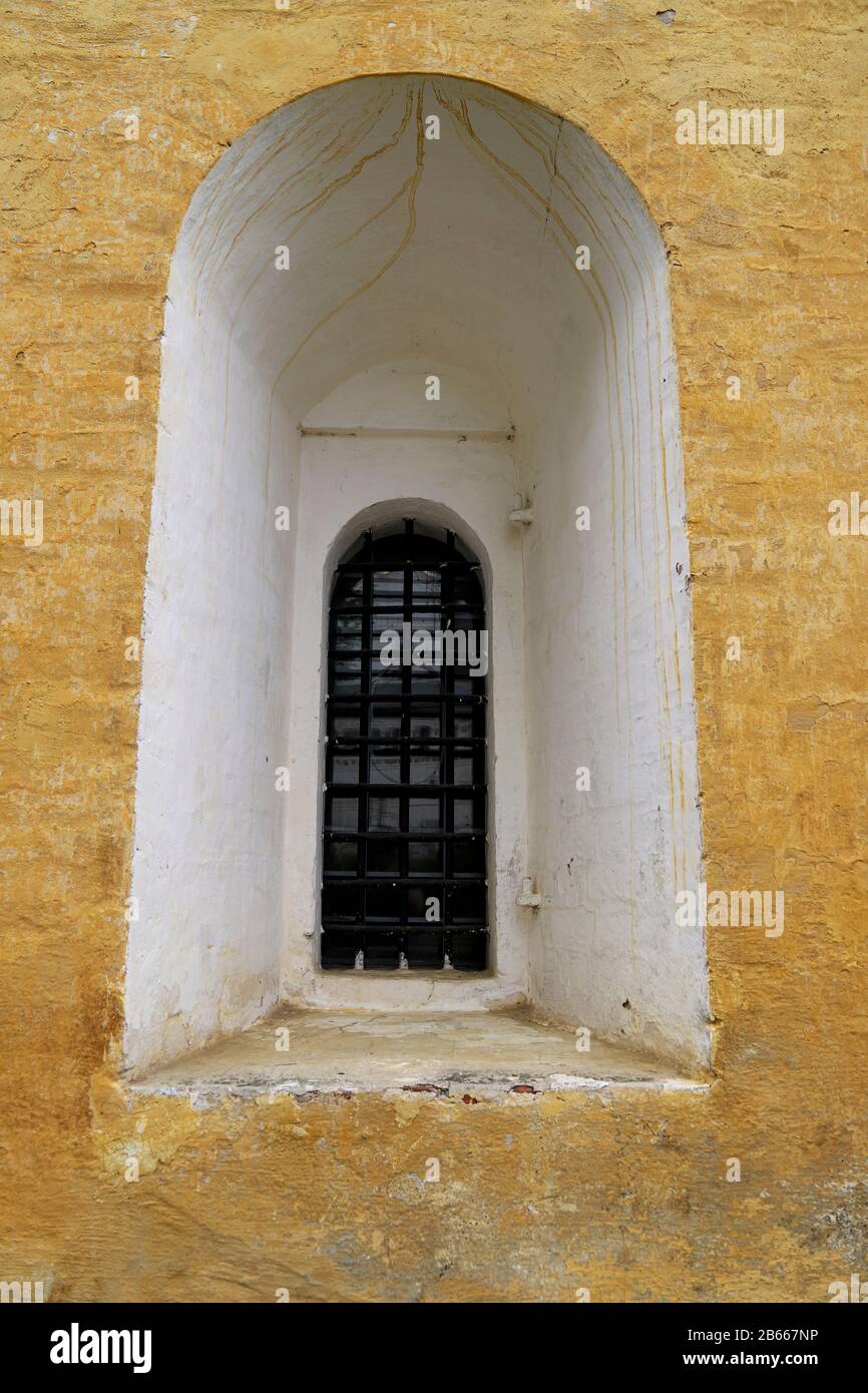 Fenster in altem gelbem Gebäude, Kirche oder Kloster. Russische oder europäische Architektur Stockfoto Fenster in altem gelbem Gebäude, Kirche oder Kloster. Russische oder europäische Architektur Stockfoto