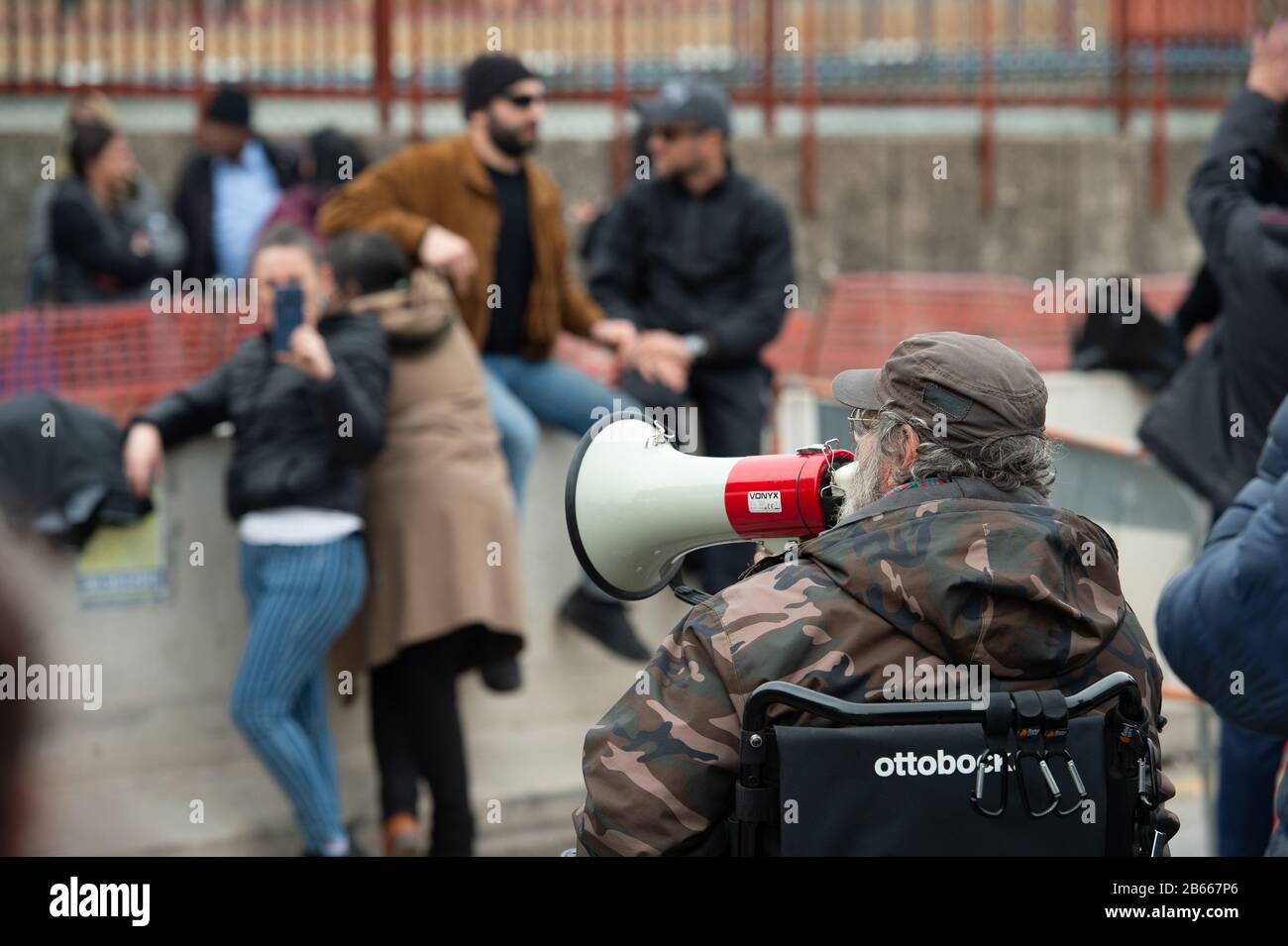 Familienmitglieder von Häftlingen protestieren vor dem Eingang zum römischen Gefängnis in Rebibbia, wo ein Häftlingsaufruhr stattfand. In vielen italienischen Gefängnissen kam es zu Krawallen. Die Inhaftierten protestieren gegen die Blockierung von Gesprächen mit Familienmitgliedern, für die von Alternativen und Gefängnismaßnahmen sowie für die nicht vorhandenen epidemischen Präventionsmaßnahmen innerhalb der Gefängniseinrichtungen. Wo Depotmittel ohne Handschuhe und Schutzmasken sind und Überdrängungskräfte das Zusammenleben in engen Räumen erzwangen. Stockfoto