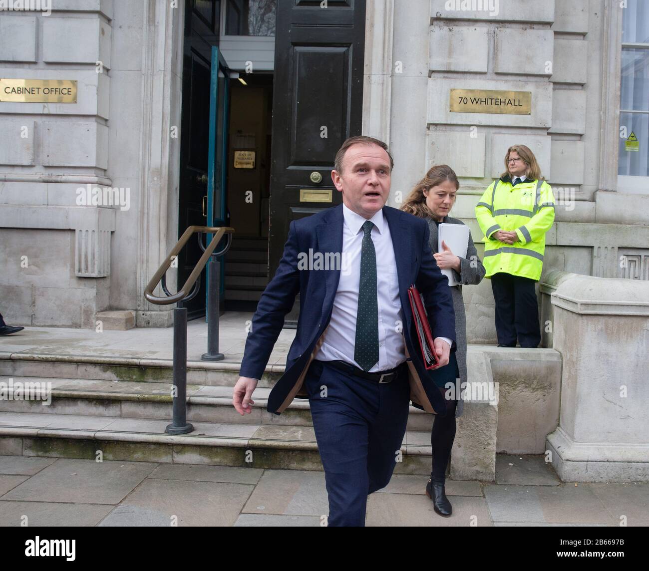 George Eustice, Staatssekretär für Umwelt, Ernährung und Angelegenheiten des ländlichen Raums, verlässt das Kabinettsbüro nach einem Notfall-COBRA-Treffen. Stockfoto