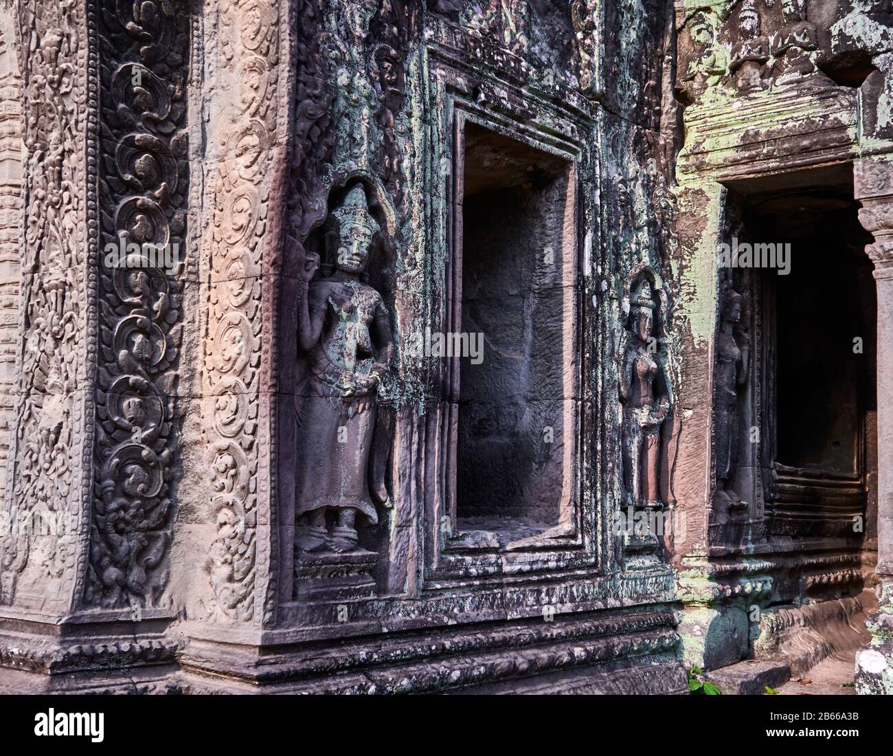 Cambodia-Angkor Ta ProhmSandstone Skulptur von Apsara Devata. Eine Apsara oder Apsarasa ist ein weiblicher Geist der Wolken und Gewässer in der hinduistischen und buddhistischen Mythologie. Deva ist der hinduistische Begriff für Gottheit, Devaten sind eine Art kleinere, stärker fokussierte Devas Stockfoto