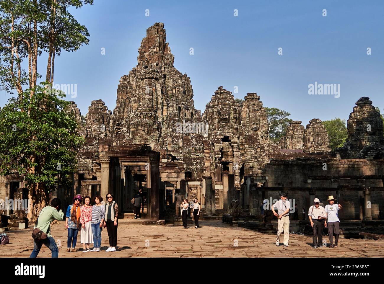 Der prächtige Bayon-Tempel befindet sich in der letzten Hauptstadt des Khmer-Imperiums - Angkor Thom. Seine 54 gotischen Türme sind mit 216 riesigen lächelnden Gesichtern dekoriert. Erbaut im späten 12. Oder frühen 13. Jahrhundert als offizieller Staatstempel des Königs Jayavarman VII Stockfoto