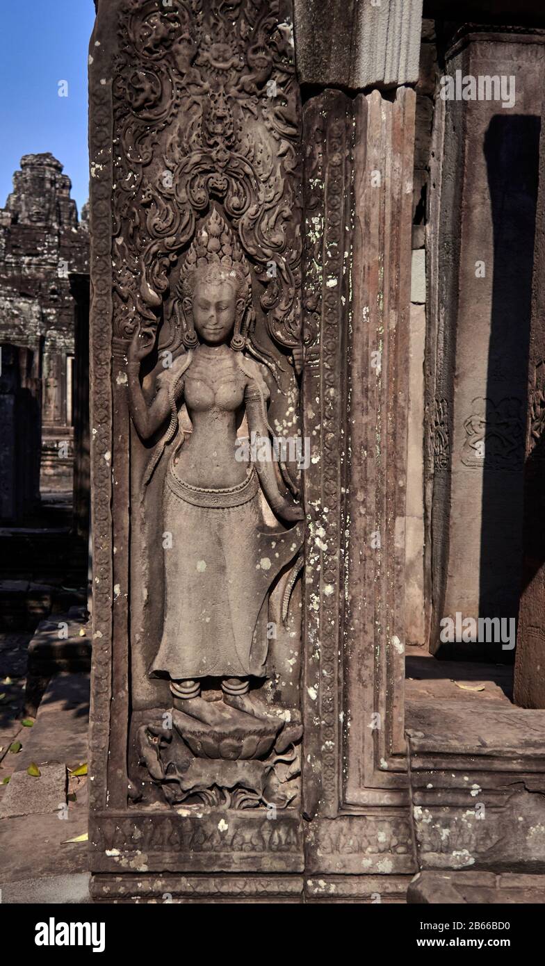 Skulpturen aus Sandstein, der prächtige Bayon-Tempel, der sich in der letzten Hauptstadt des Khmer Imperiums - Angkor Thom - befindet. Seine 54 gotischen Türme sind mit 216 riesigen lächelnden Gesichtern dekoriert. Erbaut im späten 12. Oder frühen 13. Jahrhundert als offizieller Staatstempel des Königs Jayavarman VII Stockfoto