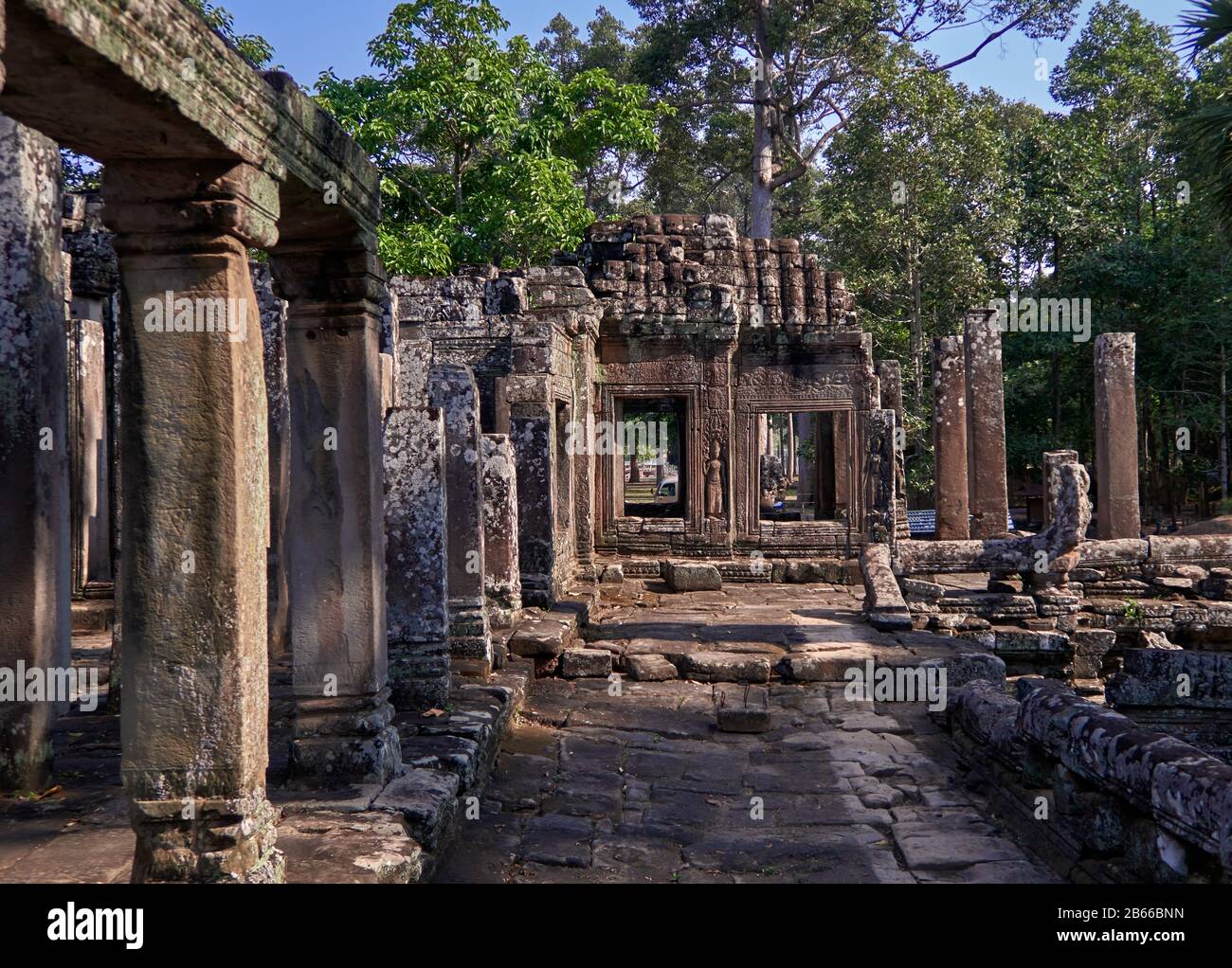 Rosafarbener Sandstein, der prächtige Bayon-Tempel, der sich in der letzten Hauptstadt des Khmer Imperiums - Angkor Thom - befindet. Seine 54 gotischen Türme sind mit 216 riesigen lächelnden Gesichtern dekoriert. Erbaut im späten 12. Oder frühen 13. Jahrhundert als offizieller Staatstempel des Königs Jayavarman VII Stockfoto
