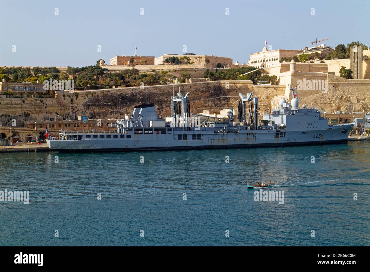 Der französische Marine-Nachschubtanker Somme, der im Hafen von Valletta aufgeharrt war und auf die Nachversorgung wartete. Stockfoto