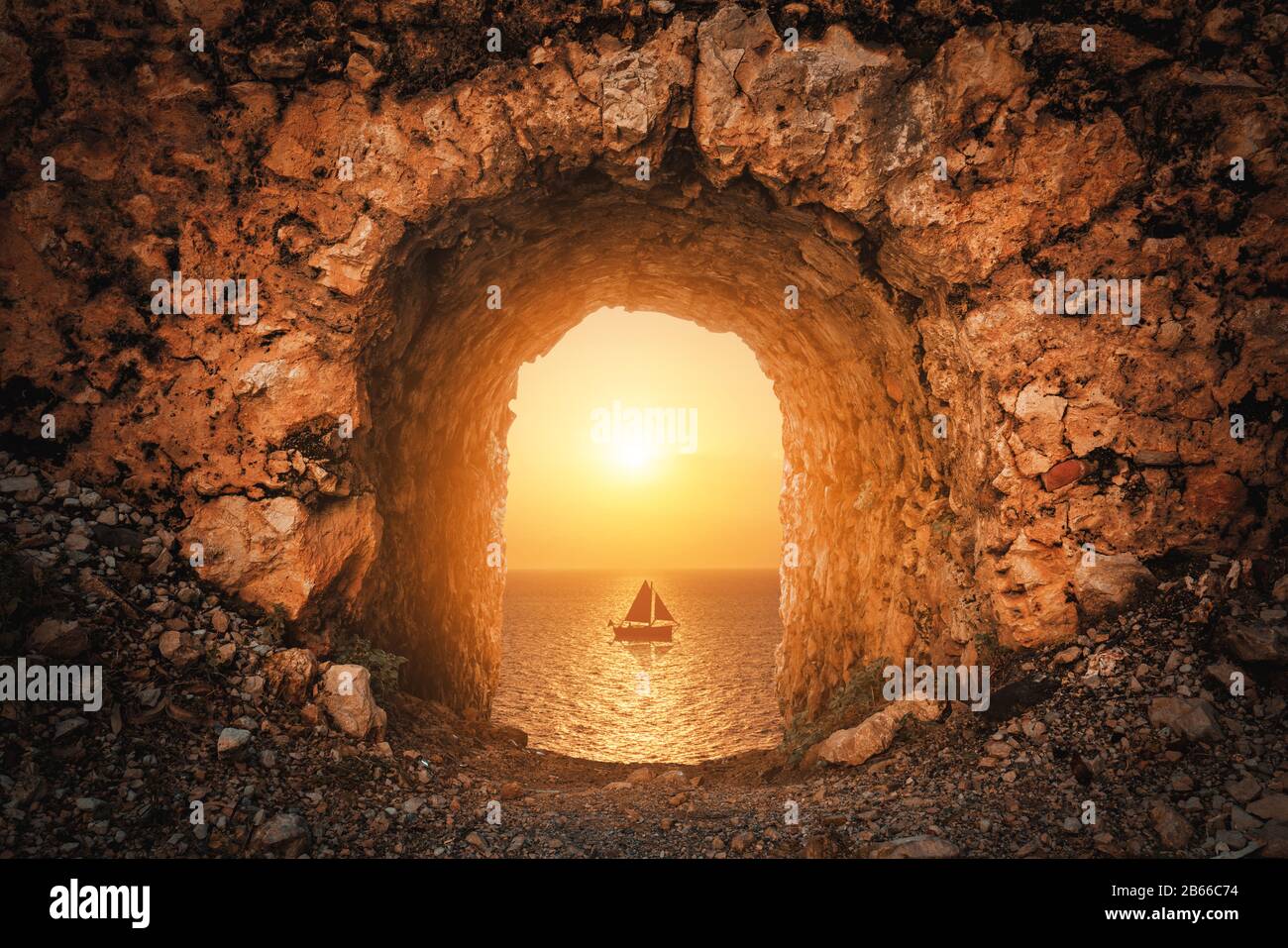 Ein schöner Blick von einer historischen Burg auf das Meer mit einem segelboot gegen Sonnenuntergang Stockfoto Ein schöner Blick von einer historischen Burg auf das Meer mit einem segelboot gegen Sonnenuntergang Stockfoto