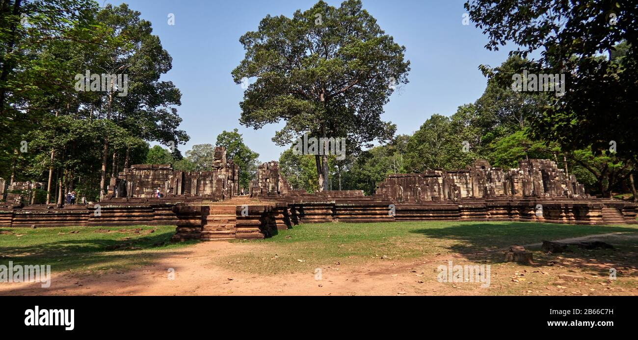 Der Baphuon ist eines der größten Denkmäler im Angkor Park, dieser Bergtempel erhebt sich im Süden der königlichen Palastverbindung, ausgerichtet auf der Nord-Süd-Achse, die über das Zentrum von Phimeanakas führt.'die riesige Pyramide (138 x 105 m Basis) Aus drei gestuften Sandsteinen, die sich im zentralen Bereich der Stadt des neuen Herrschers befinden Stockfoto