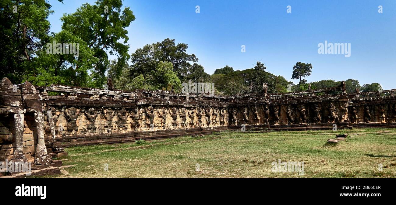 Die leper King's Terrace ist Teil der ummauerten Stadt Angkor Thom, einer zerstörten Tempelanlage in Kambodscha. Die Terrasse wurde von Angkors König Jayavarman VII. Als Plattform genutzt, von der aus er seine siegreiche zurückkehrende Armee betrachten konnte. Es wurde an den Palast von Phimeanakas angeschlossen, von dem nur noch wenige Ruinen übrig sind. Der größte Teil der ursprünglichen Struktur bestand aus organischem Material und ist längst verschwunden. Stockfoto