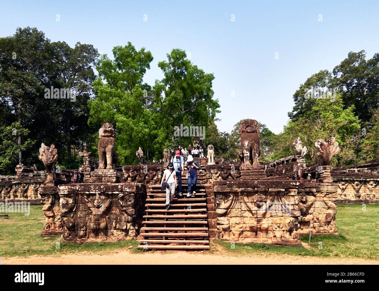 Die leper King's Terrace ist Teil der ummauerten Stadt Angkor Thom, einer zerstörten Tempelanlage in Kambodscha. Die Terrasse wurde von Angkors König Jayavarman VII. Als Plattform genutzt, von der aus er seine siegreiche zurückkehrende Armee betrachten konnte. Es wurde an den Palast von Phimeanakas angeschlossen, von dem nur noch wenige Ruinen übrig sind. Der größte Teil der ursprünglichen Struktur bestand aus organischem Material und ist längst verschwunden. Stockfoto