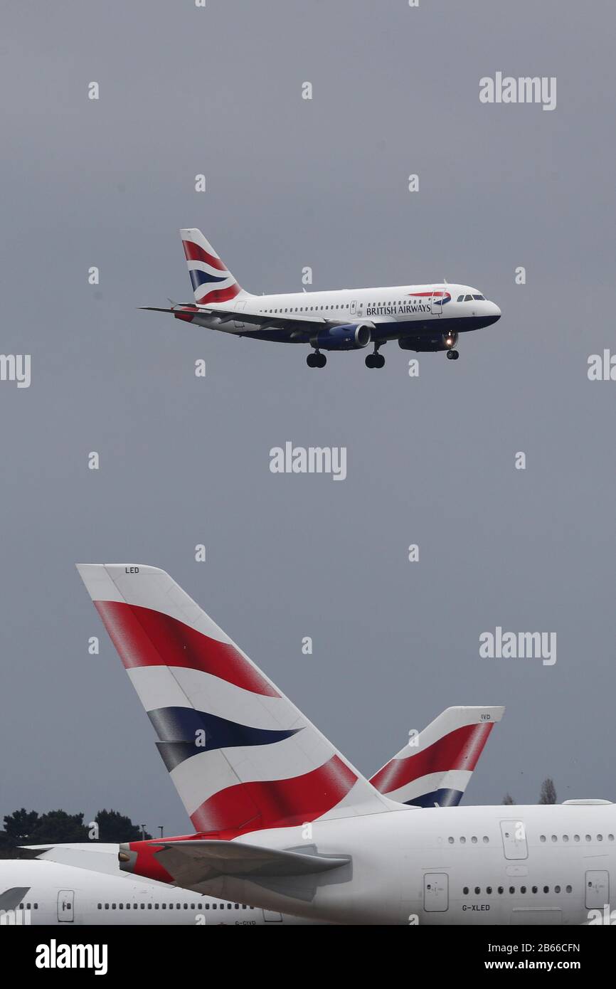 Ein Flugzeug der British Airways kommt auf dem Flughafen Heathrow in London an Land, da die Fluggesellschaft angekündigt hat, alle Flüge von und nach Italien, die heute geplant waren, gestrichen zu haben. Stockfoto