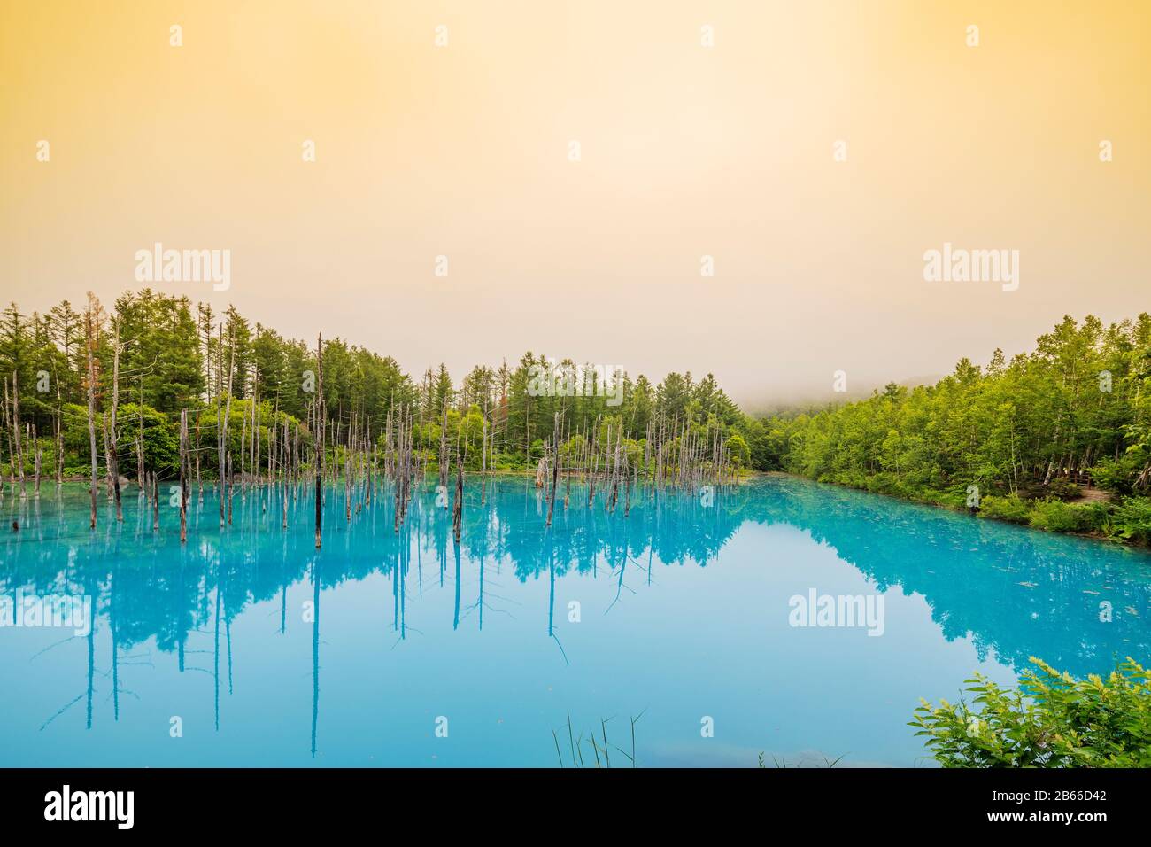 Japan, Hokkaido, Shirogane onsen, blauer See Stockfoto