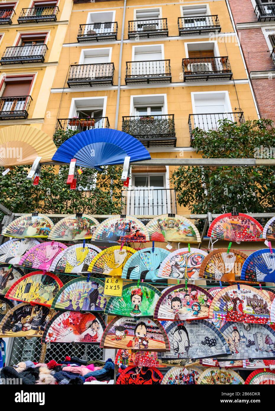 Bunte Fans auf dem Rastro Flohmarkt an der Calle de la Ribera de Curtidores zwischen La Latina und Embajadores, Madrid, Spanien. Stockfoto