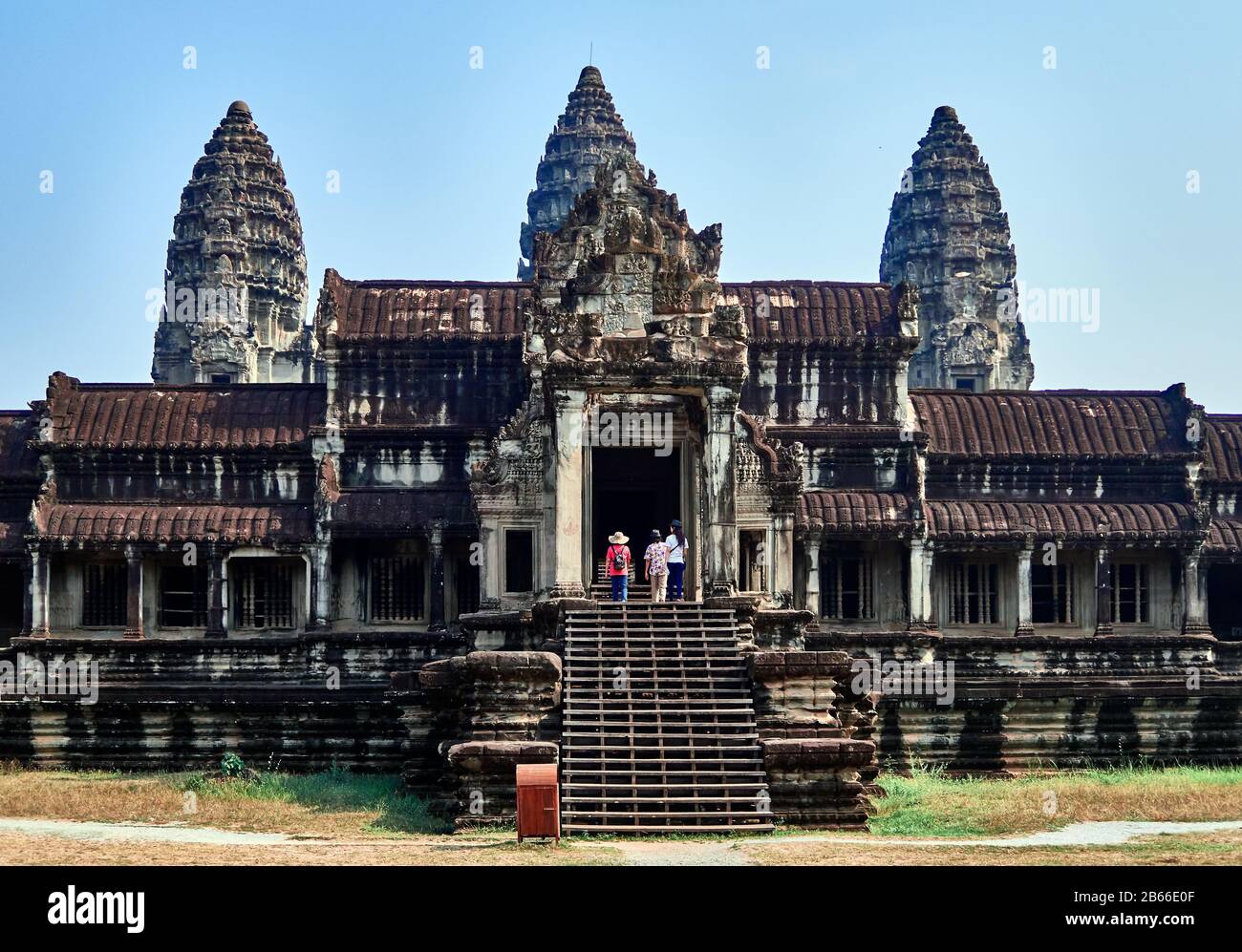 Kambodscha, Angkor Wat - erbaut von Suryavarman II (r 1112-52) - ist die irdische Darstellung des Mt Meru, des Olymp des hinduistischen Glaubens und der Abart antiker Götter. Die kambodischen gotteskönige der alten strebten jeweils an, die Strukturen ihrer Vorfahren in Größe, Maßstab und Symmetrie zu verbessern, was in dem gipfelte, was als das größte religiöse Gebäude der Welt gilt. Stockfoto
