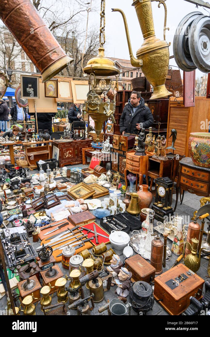 Antiquitäten und bric-a-Brac auf dem Rastro Flohmarkt rund um die Plaza de Cascorro zwischen La Latina und Embajadores, Madrid, Spanien. Stockfoto