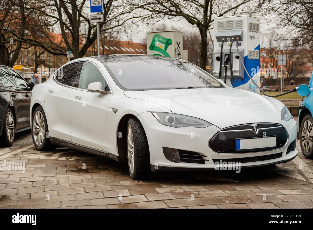 Vilnius, Litauen - 07. März 2020: Carshering modernes Elektroauto Tesla Model S in der Nähe eines Ladegeräts an der Stadtstraße. Stockfoto