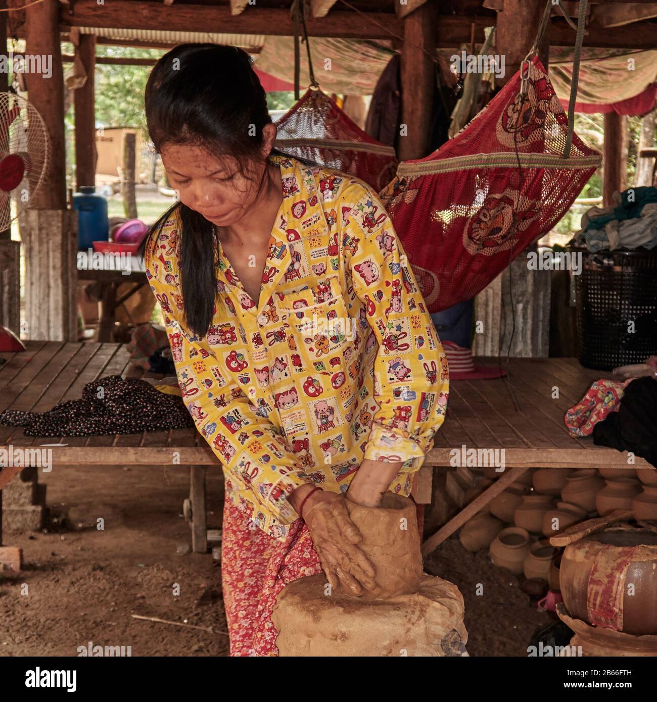 Kambodscha, Siam Reap Traditionelles Dorf Anmong Risei Töpfer, Frau, die Keramikarbeiten macht Stockfoto