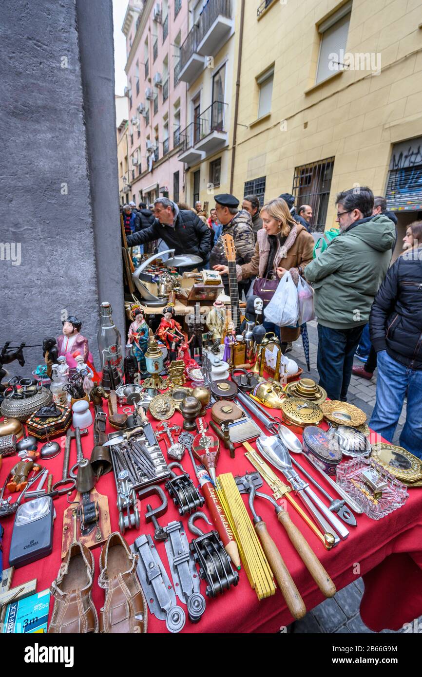 Antiquitäten und bric-a-Brac auf dem Rastro Flohmarkt rund um die Plaza de Cascorro zwischen La Latina und Embajadores, Madrid, Spanien. Stockfoto