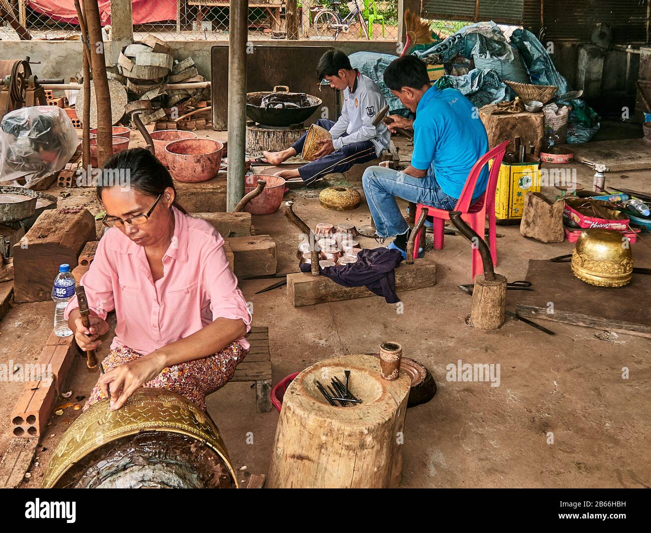 Kambodscha, Siam Reap. Handwerker bei der Arbeit im Dorf Koh Chen, spezialisiert auf Kupferkessel, um ein schönes Design zu schaffen Stockfoto