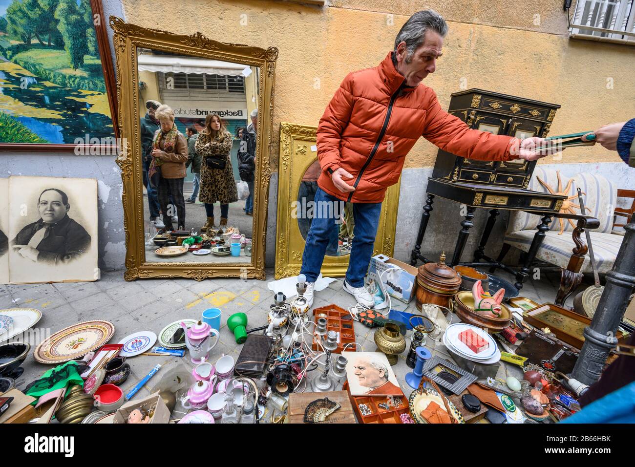 Antiquitäten und bric-a-Brac auf dem Rastro Flohmarkt rund um die Plaza de Cascorro zwischen La Latina und Embajadores, Madrid, Spanien. Stockfoto