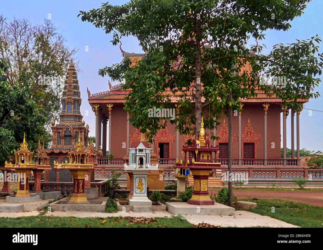 Kambodscha, Siam Reap. Kleine Schreine vor einem Tempel im Dorf Koh Chen Stockfoto