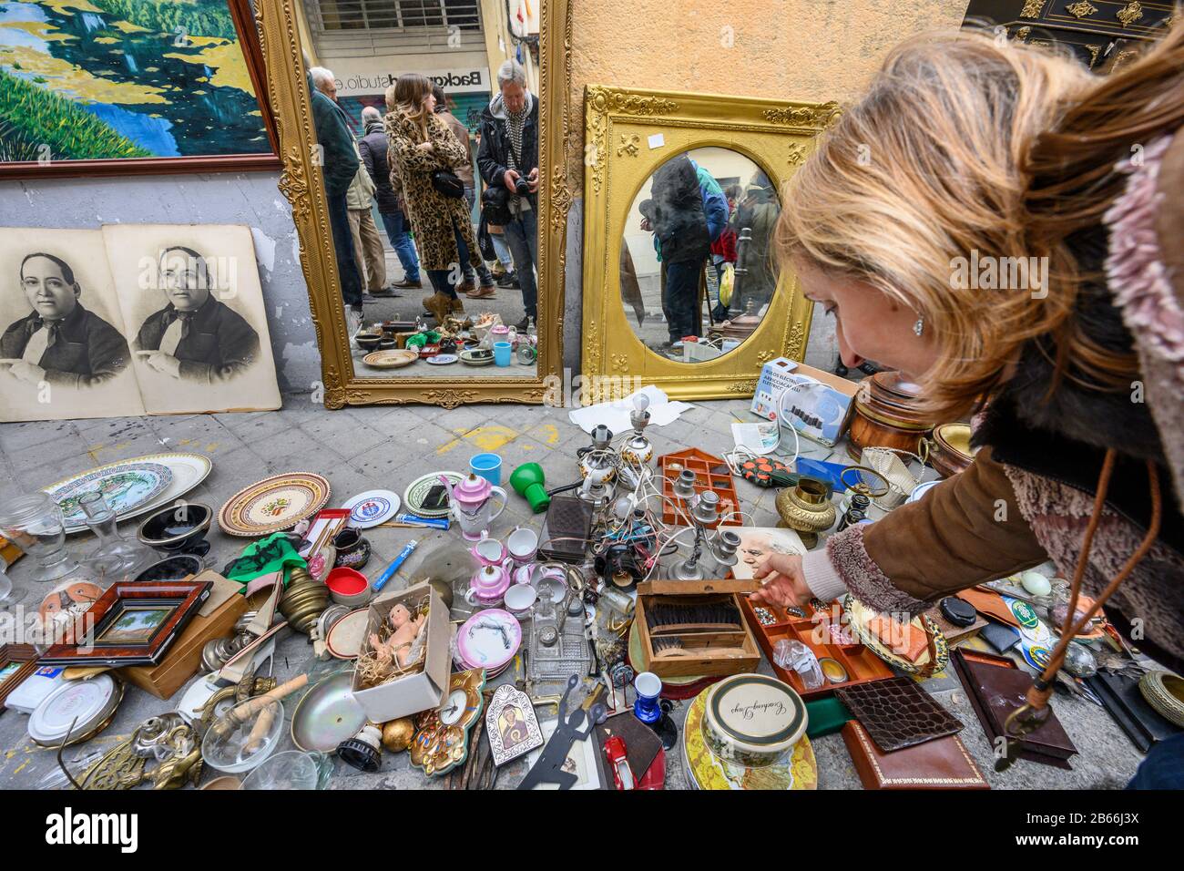 Antiquitäten und bric-a-Brac auf dem Rastro Flohmarkt rund um die Plaza de Cascorro zwischen La Latina und Embajadores, Madrid, Spanien. Stockfoto