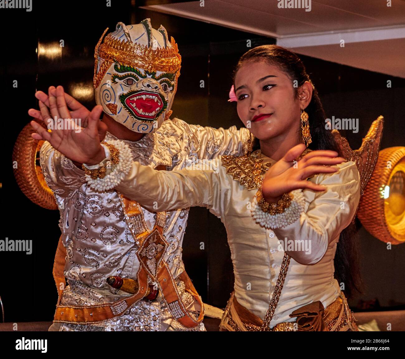 Asien, Phnom Penh, die kambodianische Hauptstadt, traditionelle kostümierte Tänzerinnen führen einen rituellen Tanz Tänzerin Apsara, Tanz der goldenen Sirene und den König der Affen Hanumai durch Stockfoto