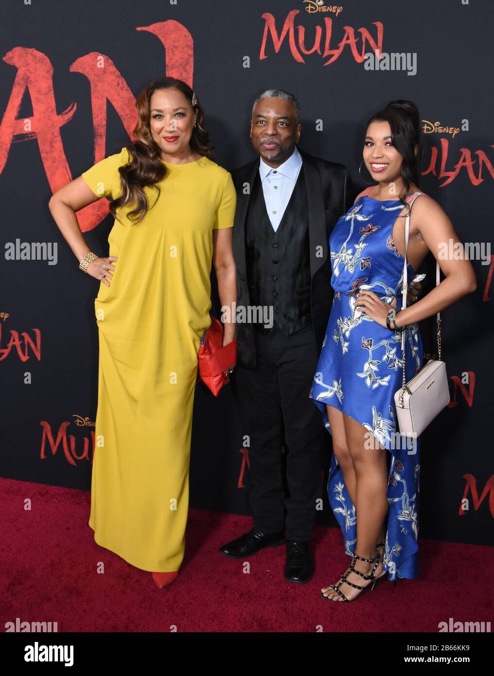 Hollywood, Kalifornien, USA 9. März 2020 Stephanie Cozart Burton, Ehemann Schauspieler LeVar Burton und ihre Tochter Michaela Jean Burton nehmen an der Weltpremiere von Disneys "Mulan" am 9. März 2020 im Dolby Theatre in Hollywood, Kalifornien, USA Teil. Foto von Barry King/Alamy Live News Stockfoto